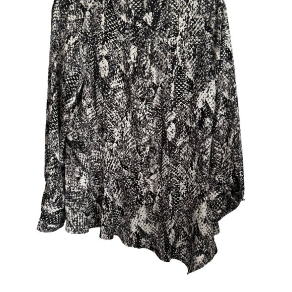 Susan Graver Women's Black & White Asymmetrical Hem Blouse Size M 100% Polyester - Picture 7 of 12